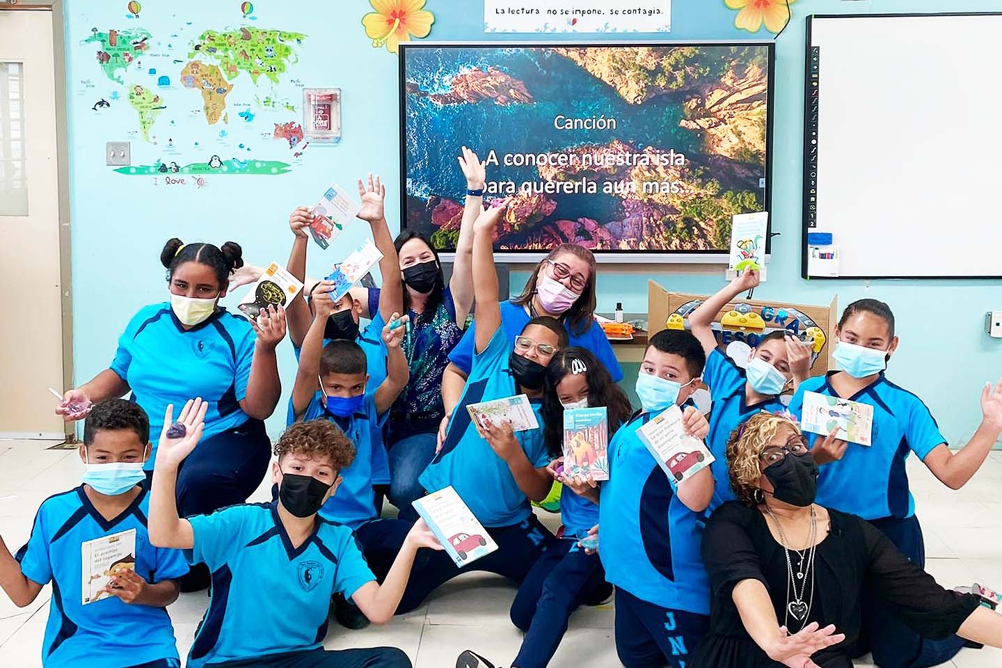 Fotografía de un grupo de niños y niñas en un aula.