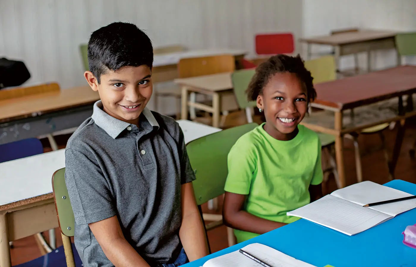 Fotografía de un niño y una niña en un aula de escuela. Imagen representativa de la Fundación SM.